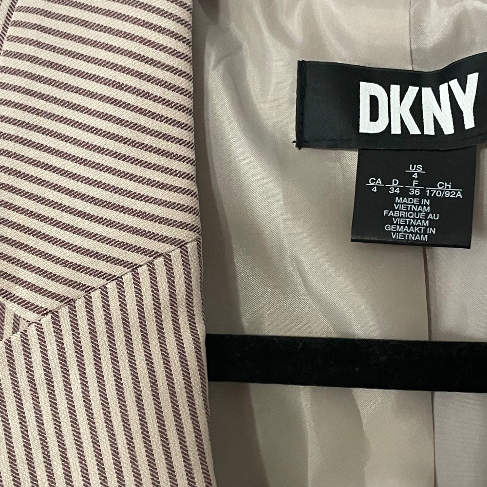 DKNY Ruched 3Q Sleeves One Button Pinstripe Blazer in Khaki Brown - Picture 5 of 13